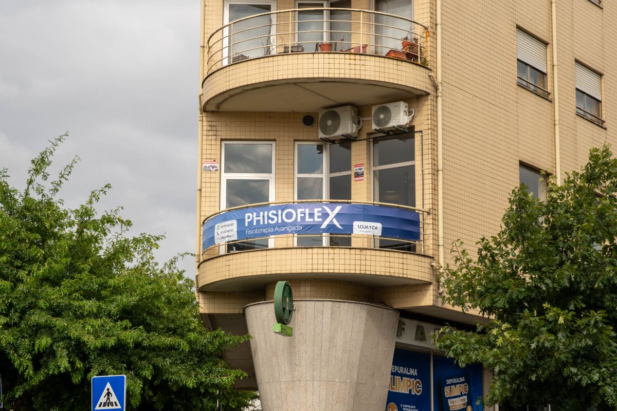 Fachada do edifício com a placa Phisioflex, Avenida da Carvalha